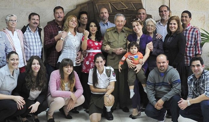Gruppenbild mit Prsident: Kubas Staatschef Raúl Castro (M.), die Cuban 5 und deren Familienangehrige am Mittwoch in Havanna