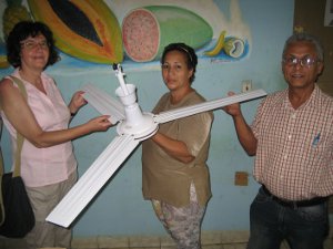 Behindertenzentrum "Gloria Cuadras de la Cruz": Übergabe eines Deckenventilators an die Heimleiterin