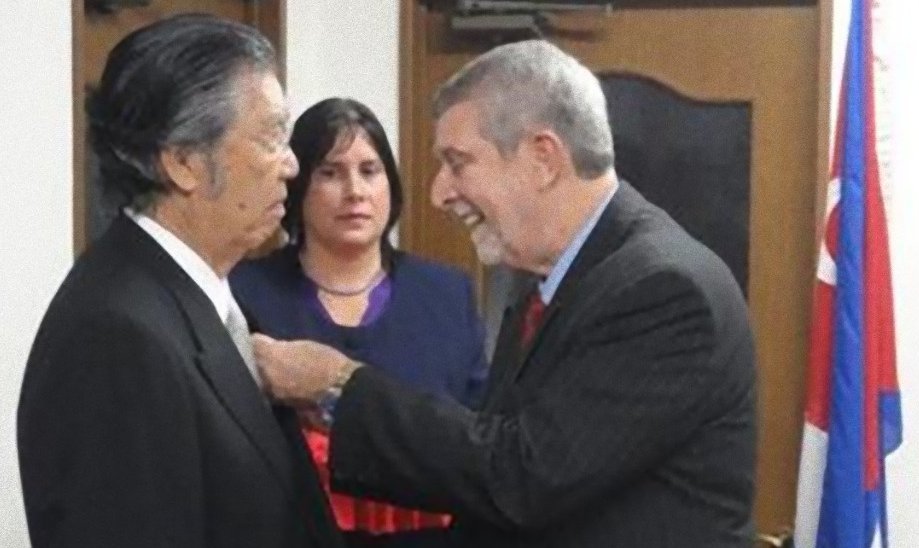Kuba verleiht Freundschafts-Medaille an japanischen Ökonom