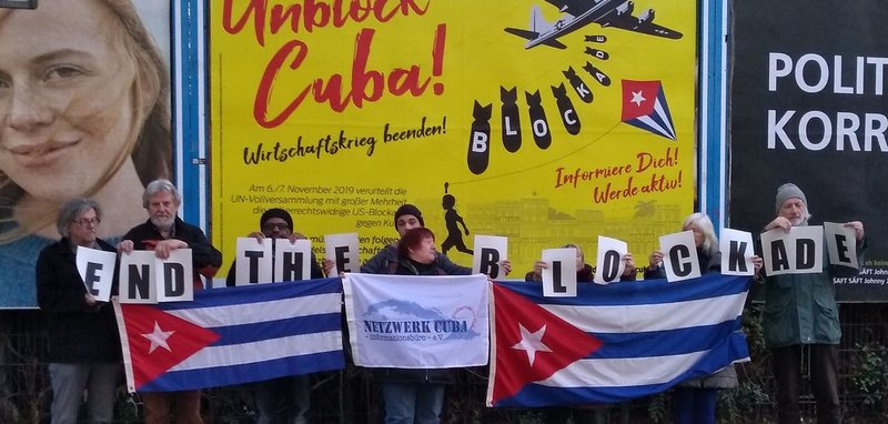 Unblock Cuba-Aktion vor einem Großplakat in Berlin-Kreuzberg
